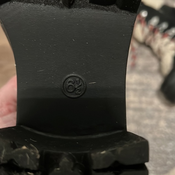 Universal Thread Lace Up Christmas Winter Boots Size 6.5 - Picture 8 of 9